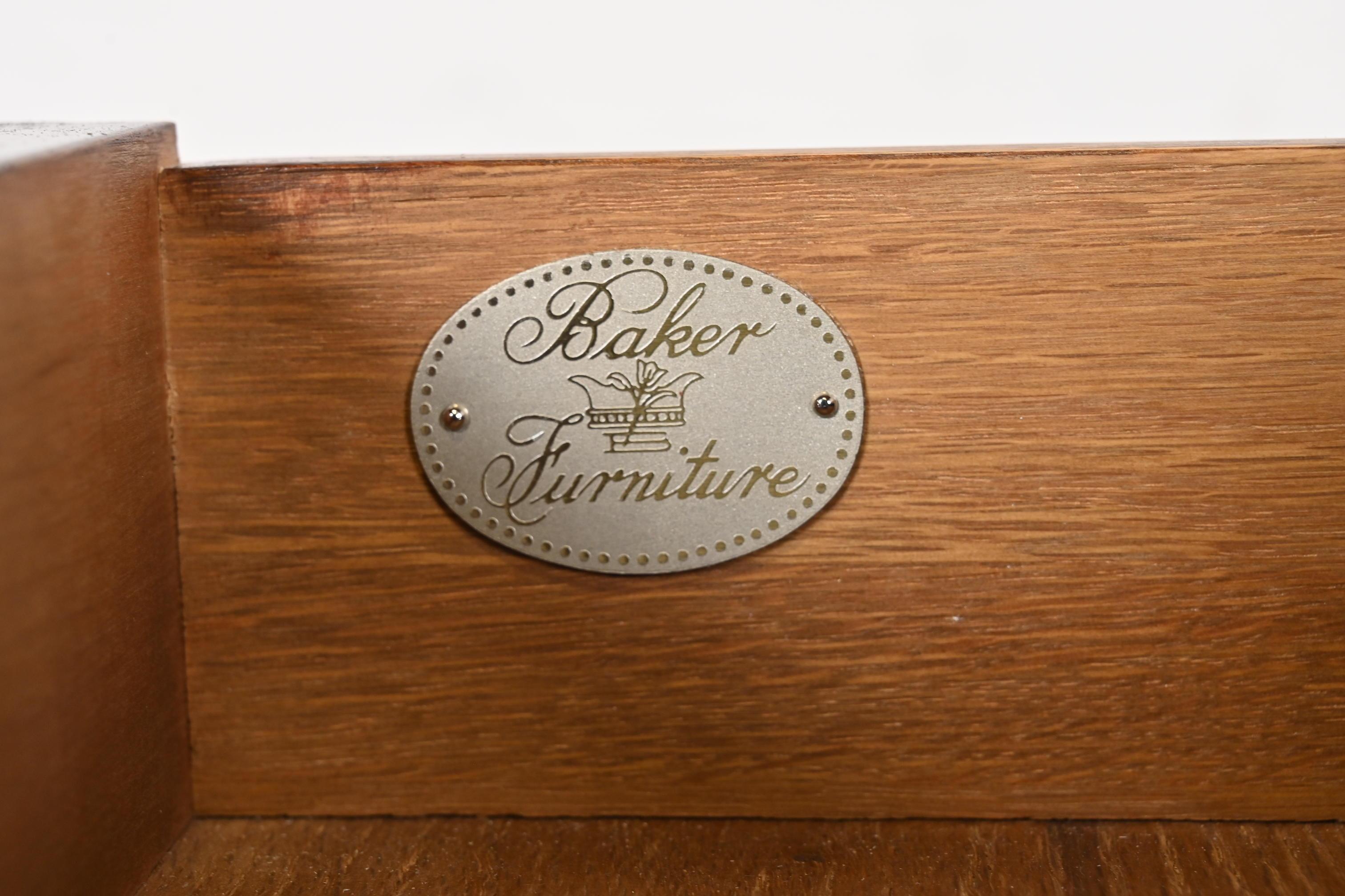 Baker Furniture bureau plat de style néo-égyptien en bois de rose avec plateau en cuir en vente 1
