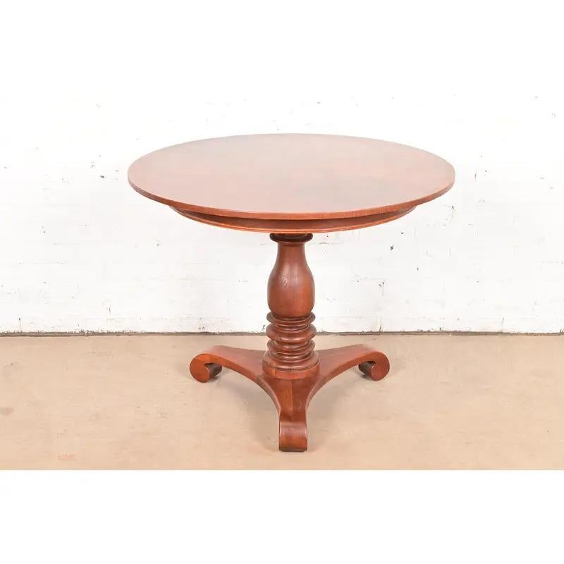 Magnifique table à thé ou centre de table à piédestal en acajou sculpté de style Empire ou Régence.

Par Baker Furniture, Collection 