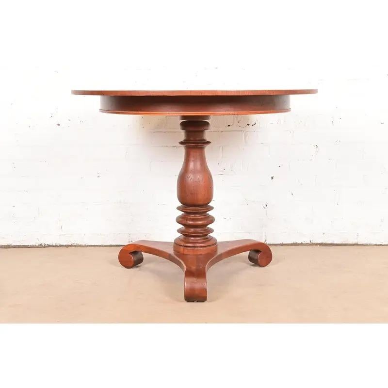 Regency Table à thé ou table centrale à piédestal en acajou sculpté de Baker Furniture Empire en vente