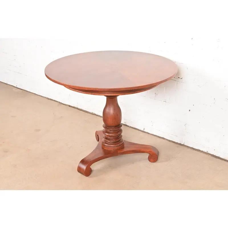 Américain Table à thé ou table centrale à piédestal en acajou sculpté de Baker Furniture Empire en vente