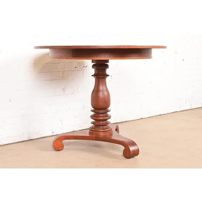 Table à thé ou table centrale à piédestal en acajou sculpté de Baker Furniture Empire Bon état - En vente à South Bend, IN