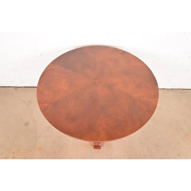 20ième siècle Table à thé ou table centrale à piédestal en acajou sculpté de Baker Furniture Empire en vente