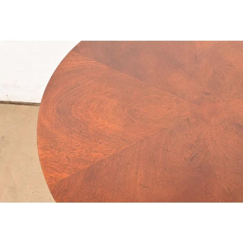 Acajou Table à thé ou table centrale à piédestal en acajou sculpté de Baker Furniture Empire en vente