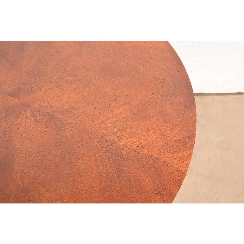 Table à thé ou table centrale à piédestal en acajou sculpté de Baker Furniture Empire en vente 1
