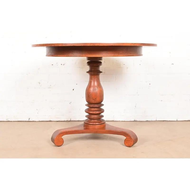 Table à thé ou table centrale à piédestal en acajou sculpté de Baker Furniture Empire en vente 2