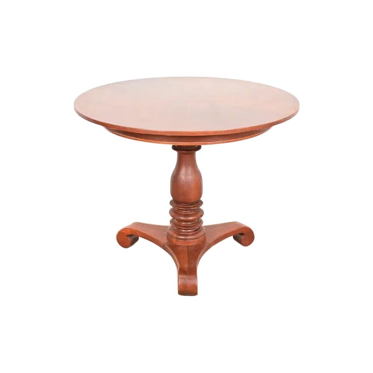 Table à thé ou table centrale à piédestal en acajou sculpté de Baker Furniture Empire en vente