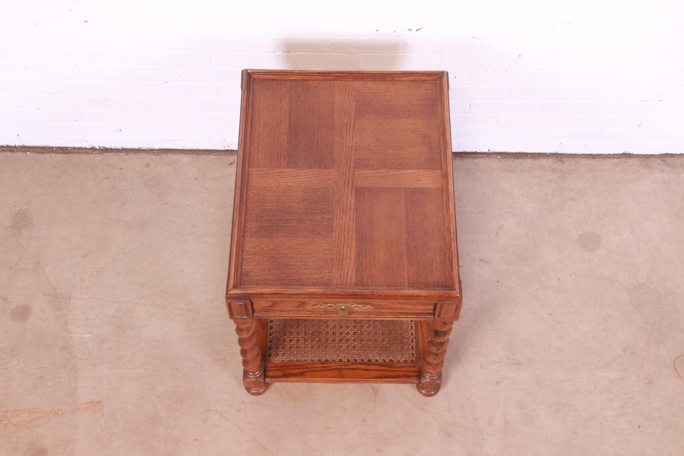 Table à thé Baker Furniture - Anglais - Barley Twist en chêne, ronce et rotin en vente 7