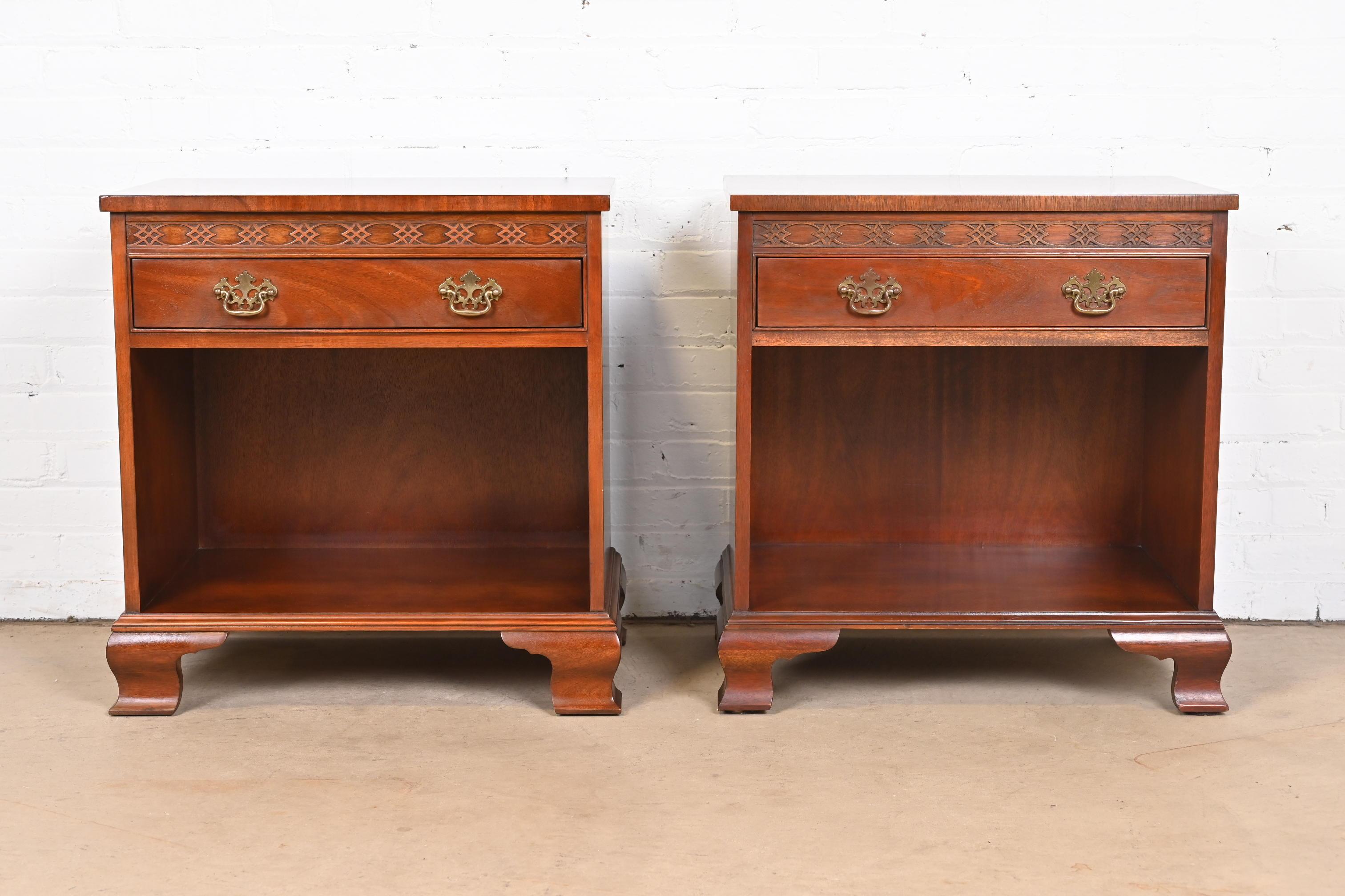 A beautiful pair of English Chippendale or Georgian style nightstands or end tables

By Baker Furniture

USA, Circa 1980s

Carved mahogany, with original brass hardware.

Measures: 24
