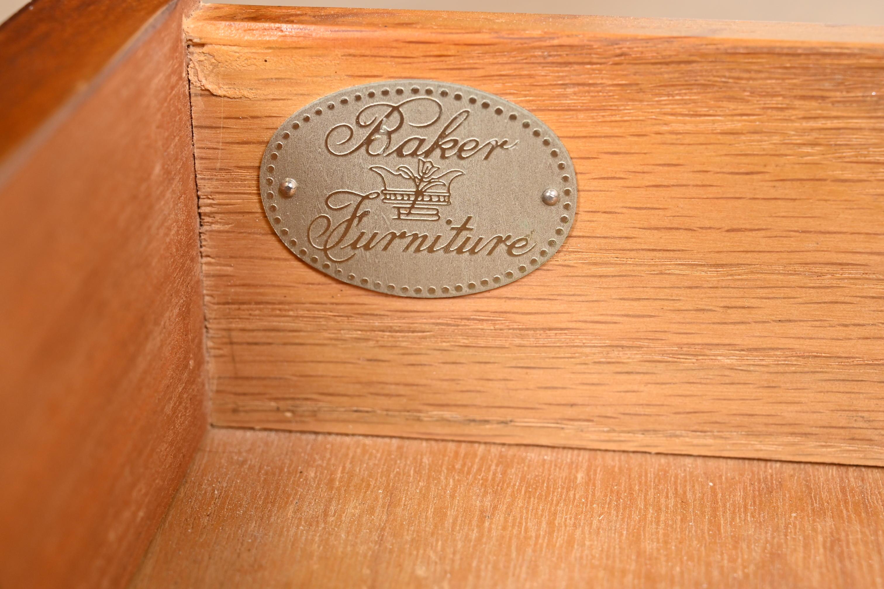 Baker Furniture Englische geschnitzte Chippendale-Nachttische aus Mahagoni, Paar im Angebot 1