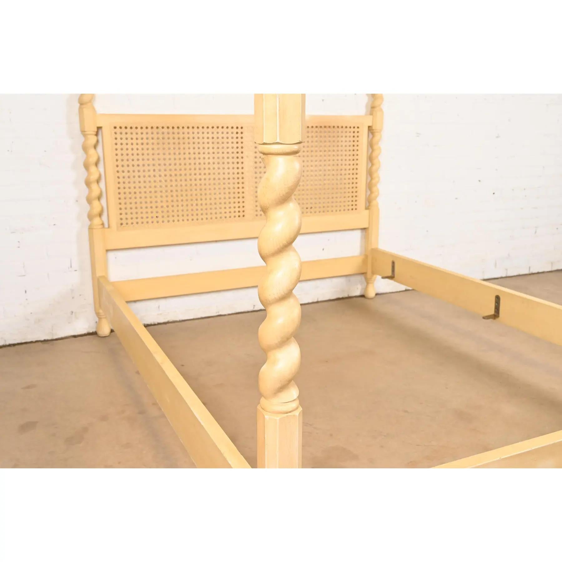 Canne Baker Furniture English Country William & Mary Lit à colonnes de taille Queen en vente