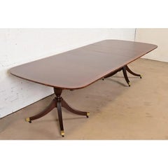 Tavolo da pranzo allungabile a doppio piedistallo Baker Furniture English, appena rifinito