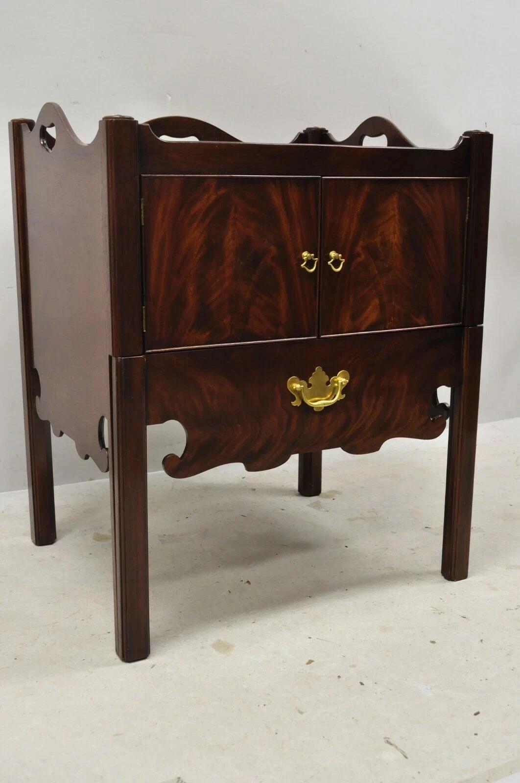 Baker Furniture English Georgian Mahogany End Table Washstand Nightstand Cabinet en vente 4