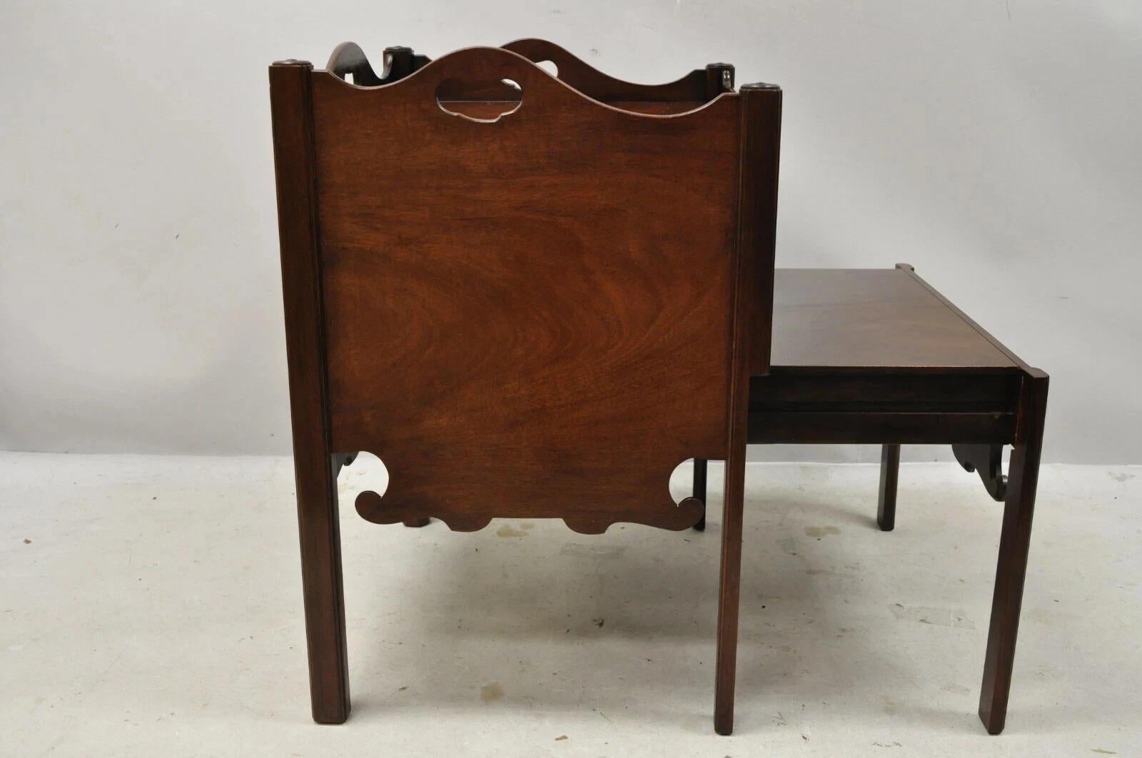 Vintage Baker Furniture English Georgian Mahogany End Table Nightstand Cabinet. Cet article est doté d'une surface coulissante, d'une construction en bois massif, d'un magnifique grain de bois, d'un Label original, d'une quincaillerie en laiton