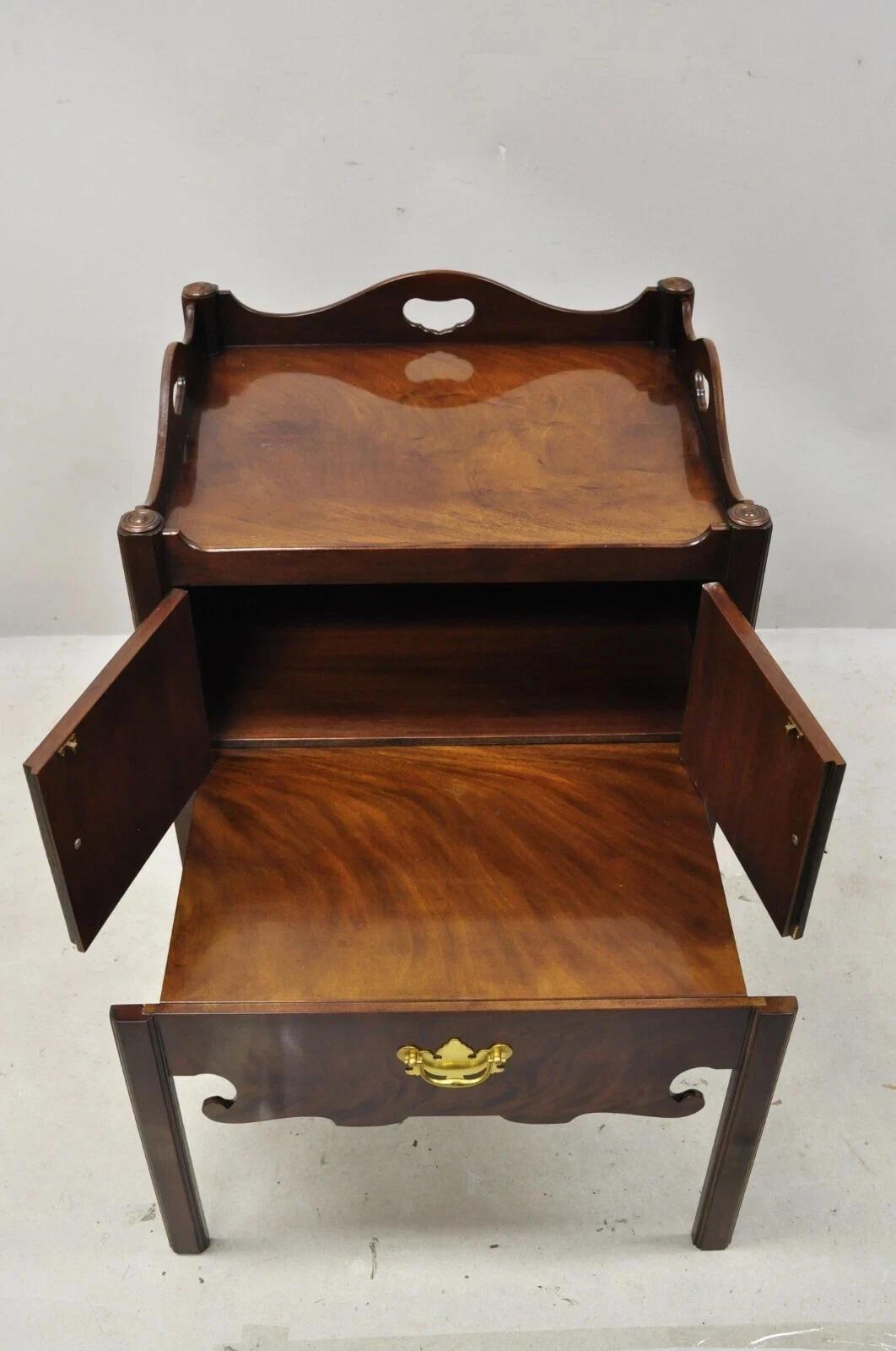 Georgien Baker Furniture English Georgian Mahogany End Table Washstand Nightstand Cabinet en vente
