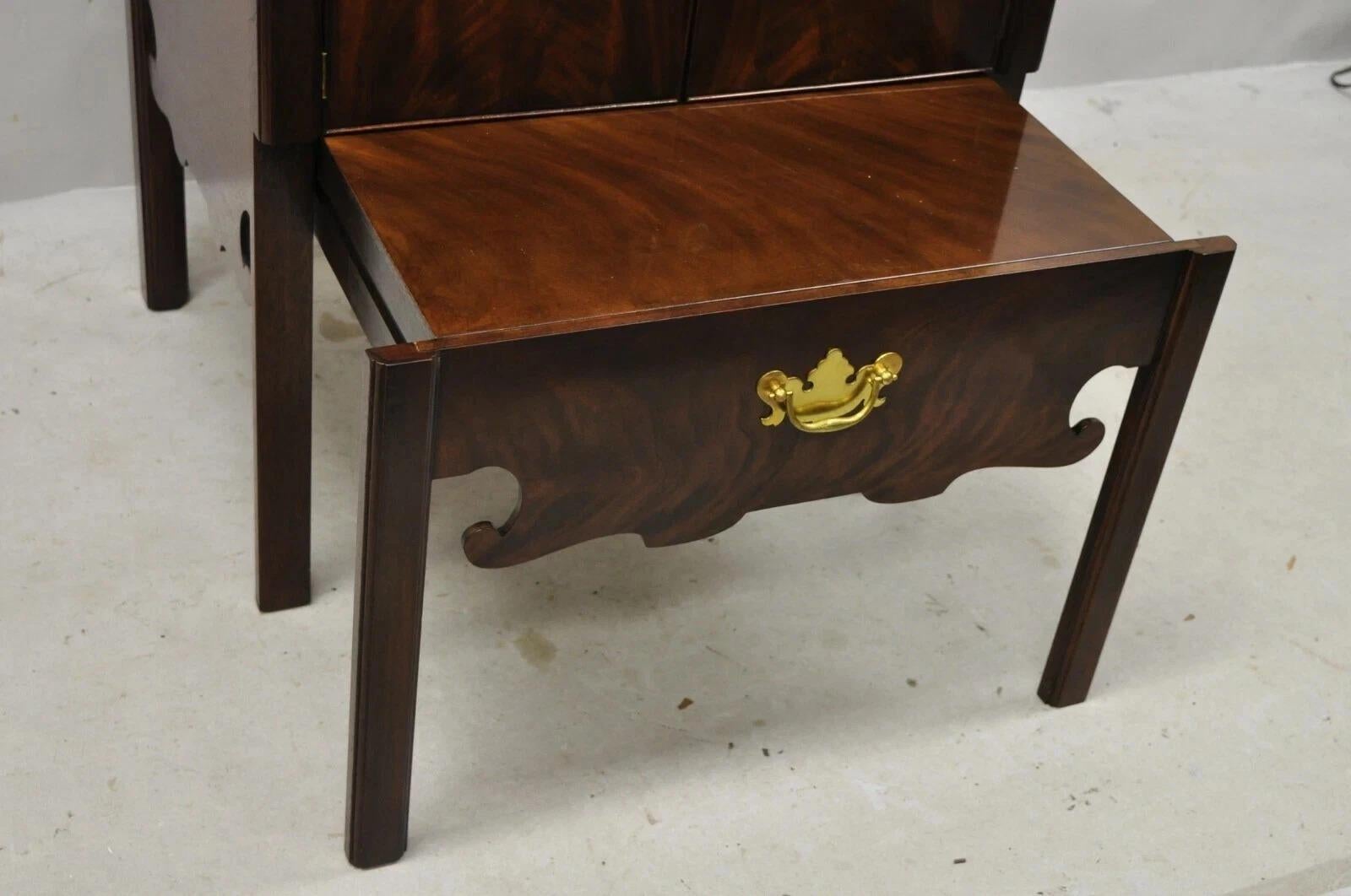 Baker Furniture English Georgian Mahogany End Table Washstand Nightstand Cabinet en vente 1