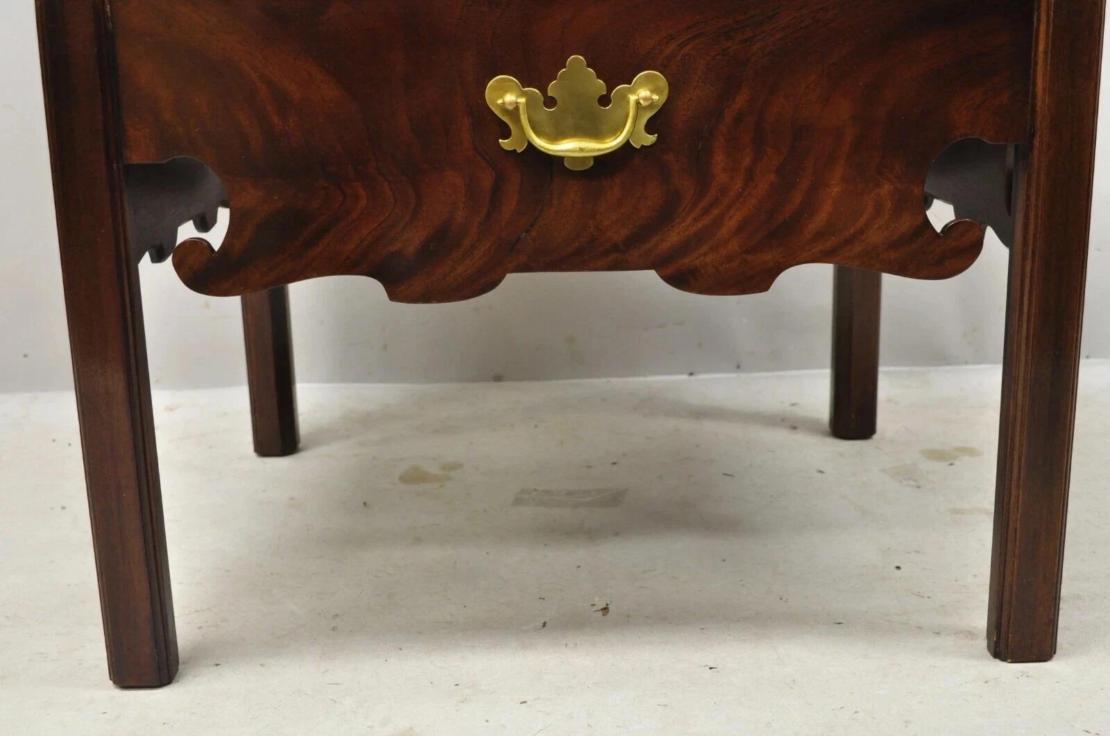 Baker Furniture English Georgian Mahogany End Table Washstand Nightstand Cabinet en vente 2
