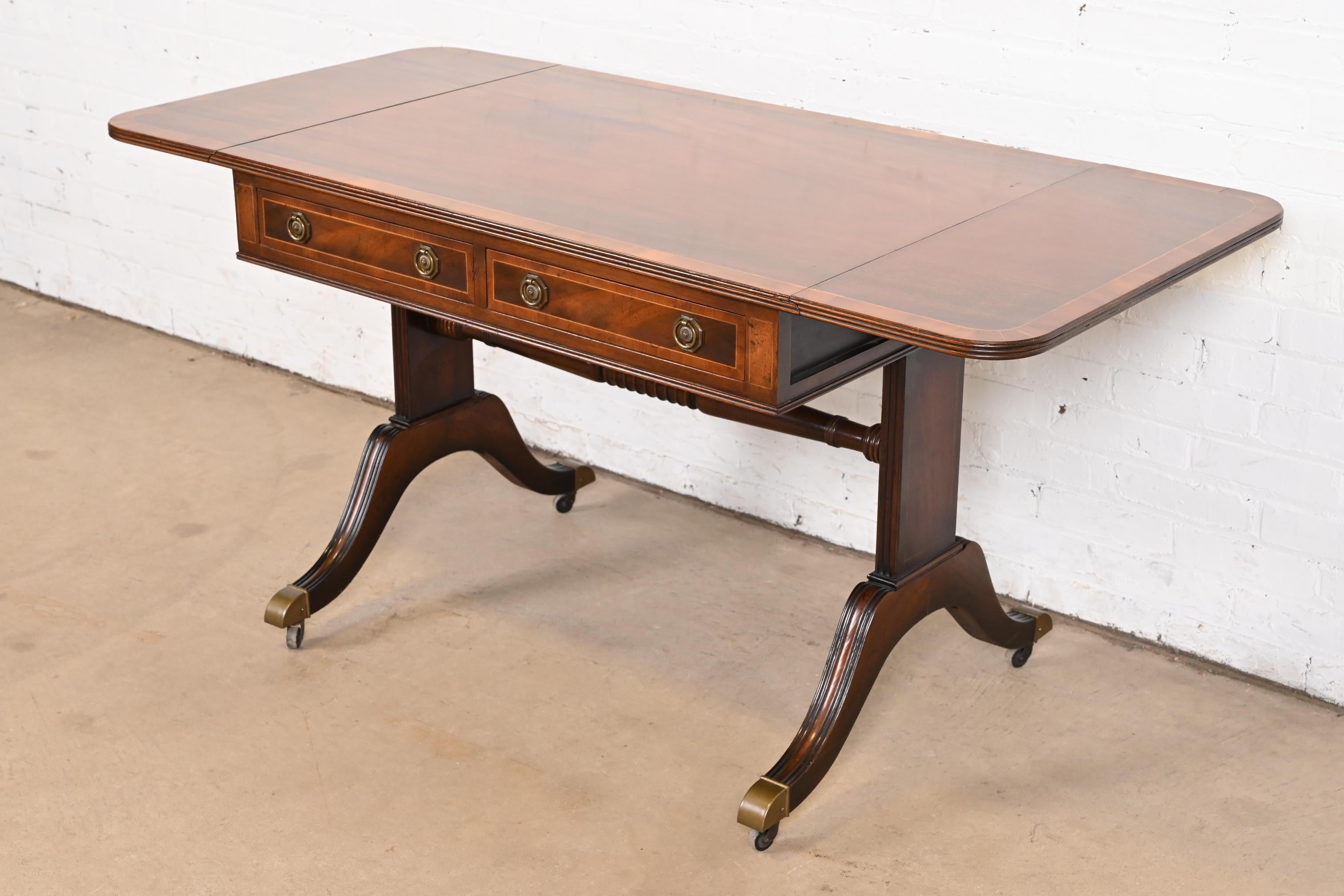 Baker Furniture Englischer Regency-Schreibtisch oder Konsolentisch aus Mahagoni mit Bändern aus Mahagoni im Angebot 4