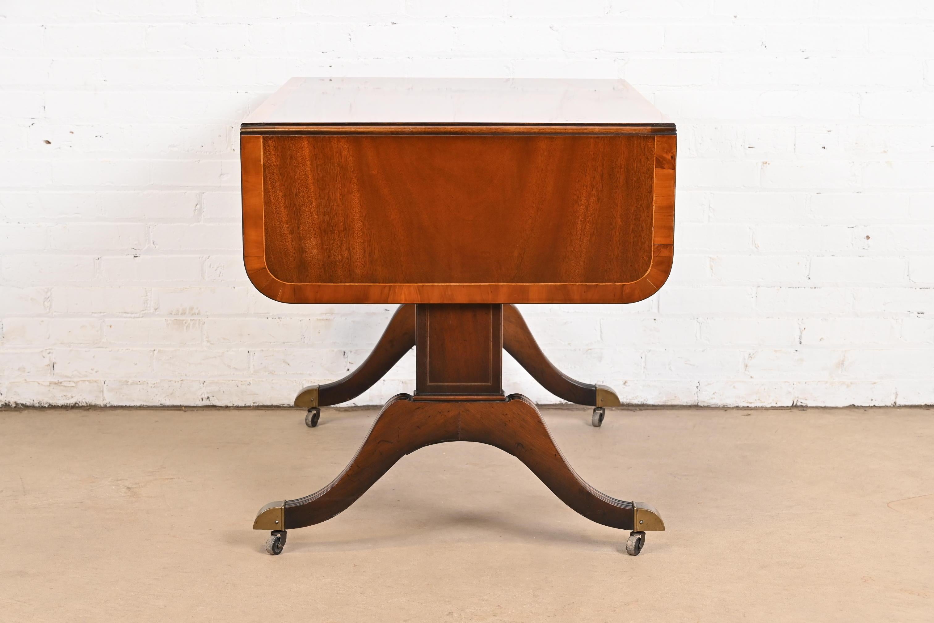 Baker Furniture Englischer Regency-Schreibtisch oder Konsolentisch aus Mahagoni mit Bändern aus Mahagoni im Angebot 5