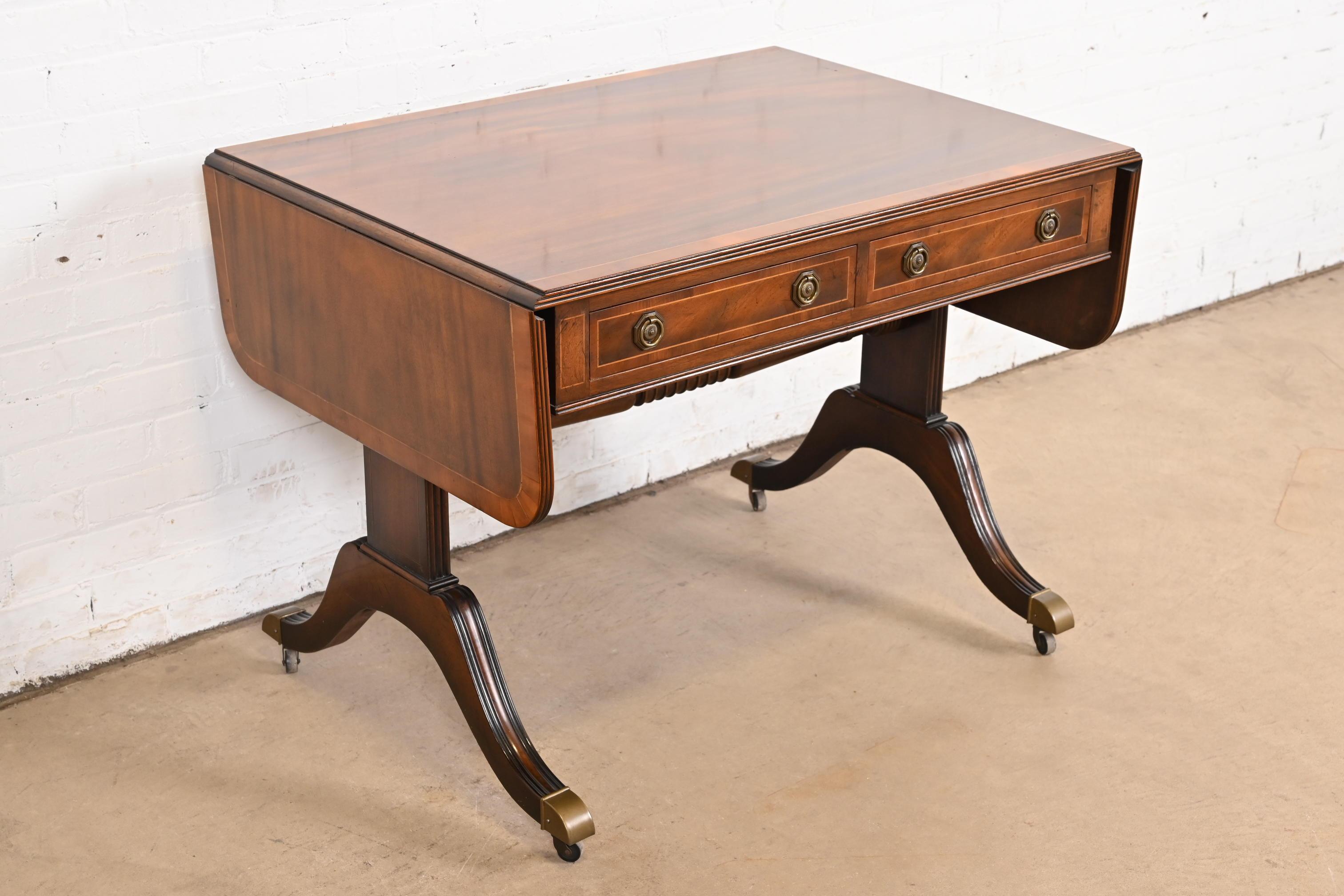 Baker Furniture Englischer Regency-Schreibtisch oder Konsolentisch aus Mahagoni mit Bändern aus Mahagoni (amerikanisch) im Angebot
