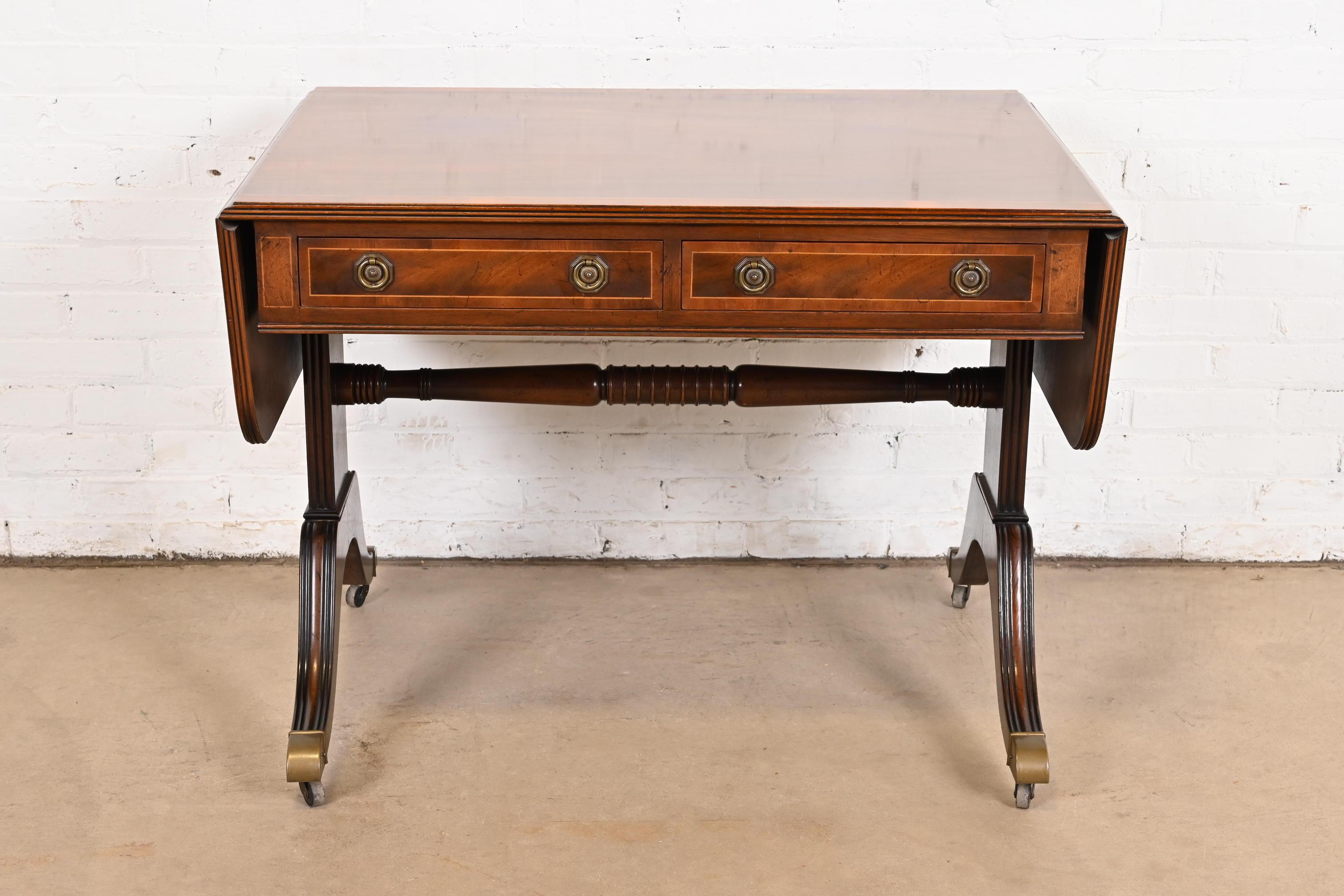Baker Furniture Englischer Regency-Schreibtisch oder Konsolentisch aus Mahagoni mit Bändern aus Mahagoni (Mitte des 20. Jahrhunderts) im Angebot