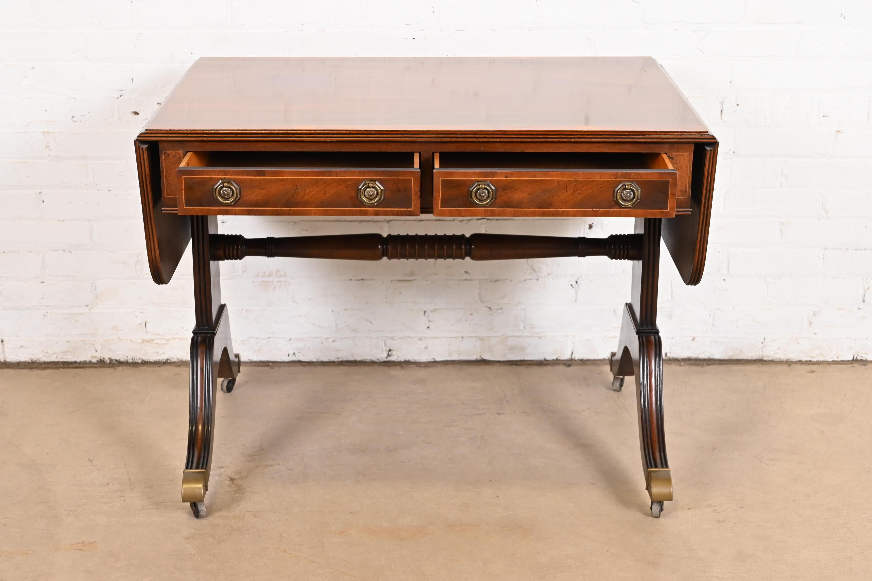 Baker Furniture Englischer Regency-Schreibtisch oder Konsolentisch aus Mahagoni mit Bändern aus Mahagoni (Messing) im Angebot