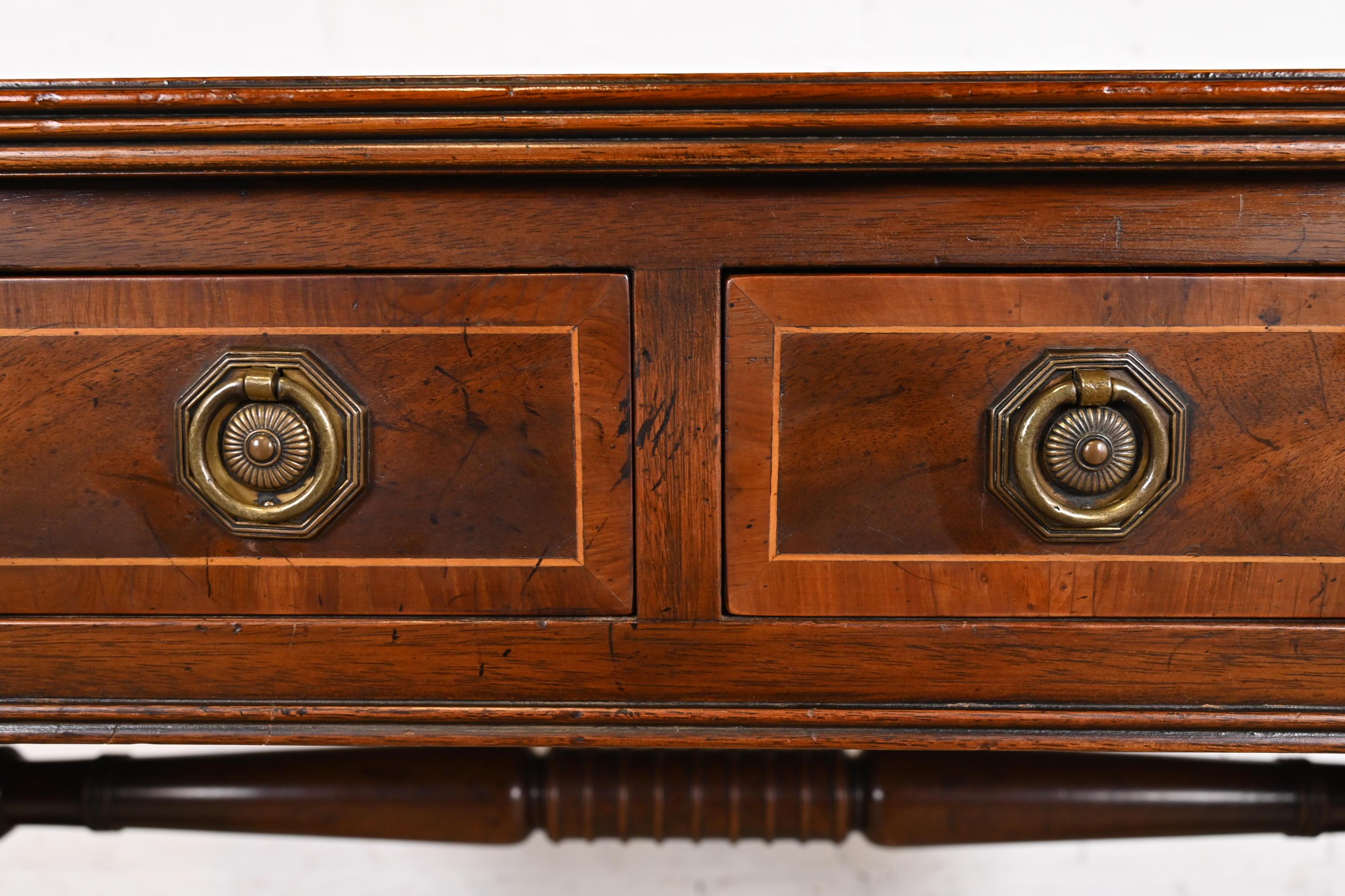 Baker Furniture Englischer Regency-Schreibtisch oder Konsolentisch aus Mahagoni mit Bändern aus Mahagoni im Angebot 1