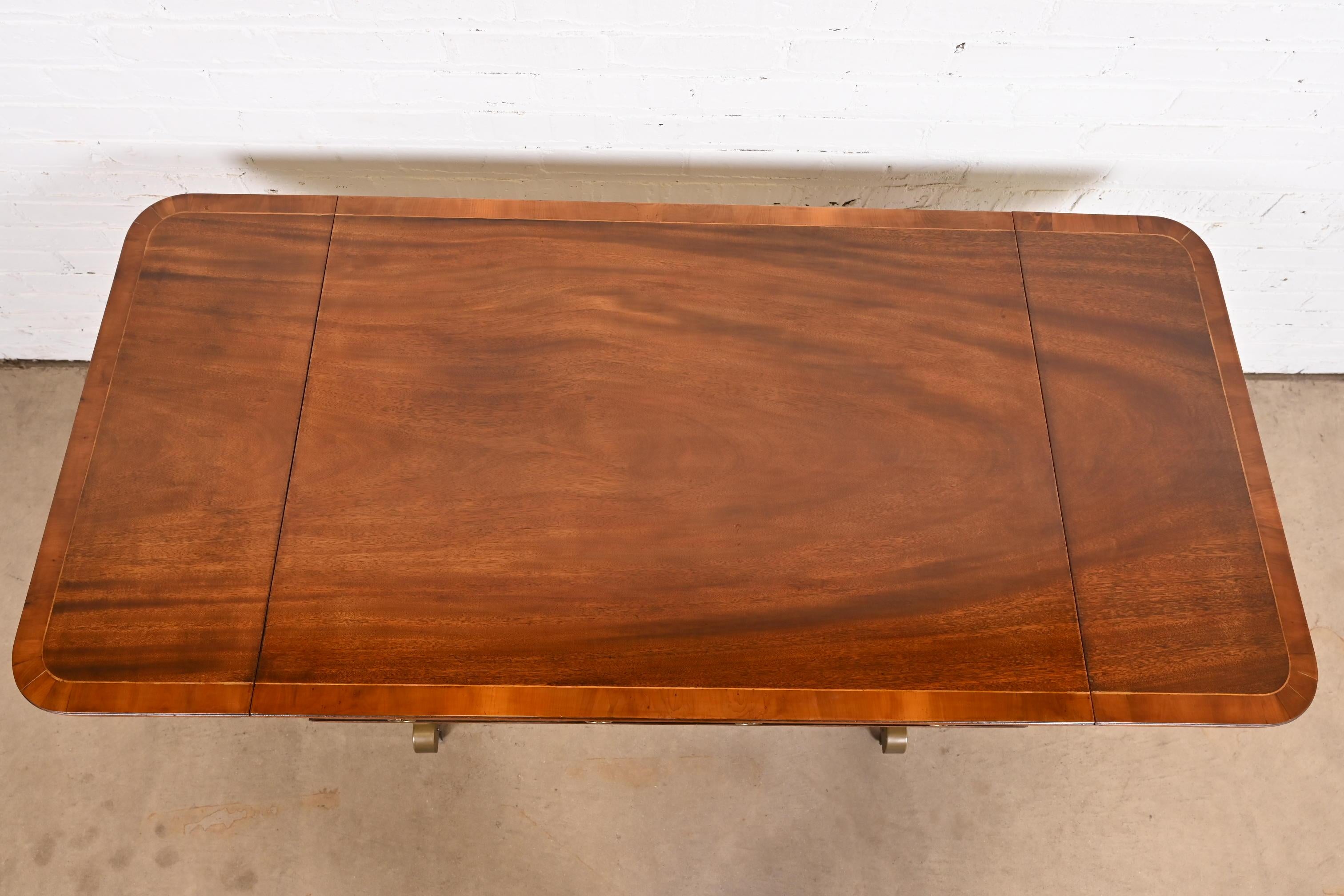 Baker Furniture Englischer Regency-Schreibtisch oder Konsolentisch aus Mahagoni mit Bändern aus Mahagoni im Angebot 3