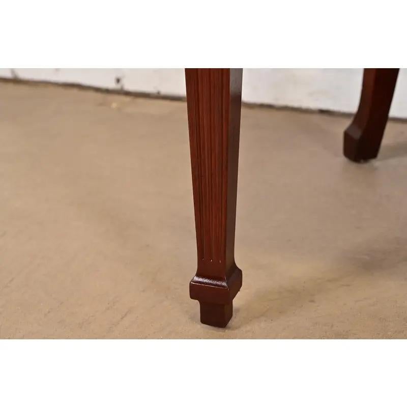 Baker Furniture Englische Regency-Esszimmerstühle aus geschnitztem Mahagoni, Satz mit vier Stühlen im Angebot 3