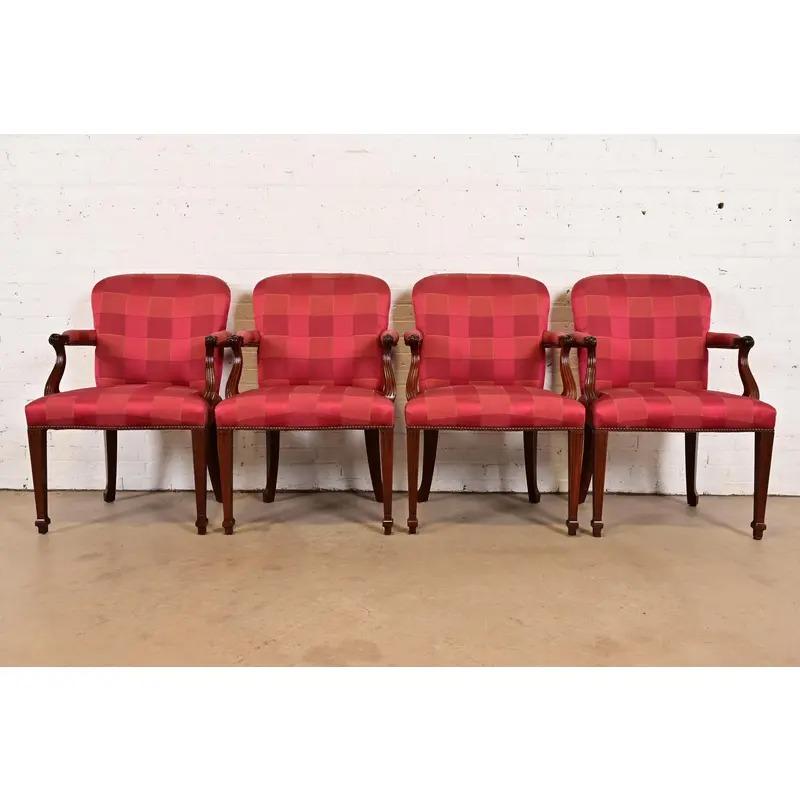 Ein wunderschönes Set aus vier englischen Sesseln im Regency- oder Louis-XVI-Stil oder Kapitänsstühlen zum Essen

Von Baker Furniture

USA, ca. 1980er Jahre

Geschnitzte Rahmen aus massivem Mahagoni, mit gepolsterten Sitzen und Rückenlehnen.

Maße: