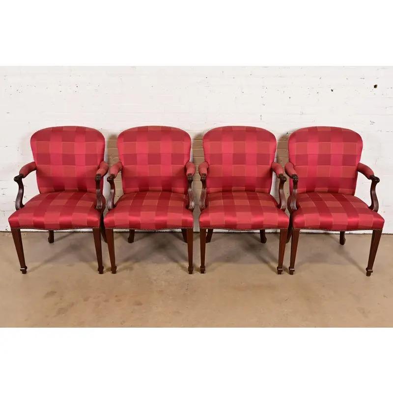 Baker Furniture Englische Regency-Esszimmerstühle aus geschnitztem Mahagoni, Satz mit vier Stühlen (Louis XVI.) im Angebot