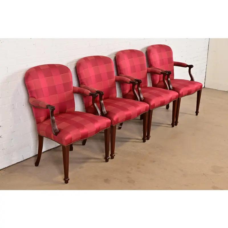 Baker Furniture Englische Regency-Esszimmerstühle aus geschnitztem Mahagoni, Satz mit vier Stühlen im Zustand „Gut“ im Angebot in South Bend, IN