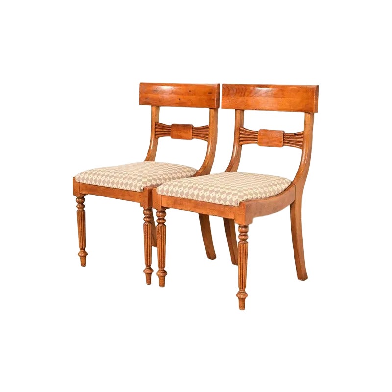 Baker Furniture Sillas Auxiliares o de Comedor Inglesas de Arce Tallado de la Regencia, Pareja