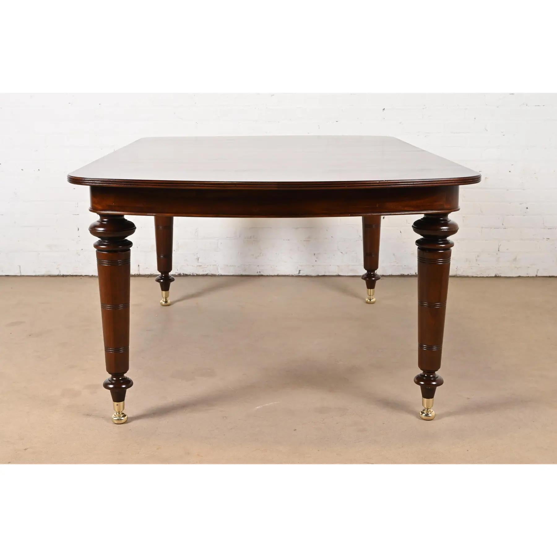 Table de salle à manger Regency anglaise en acajou flammé, nouvellement revernie en vente 5