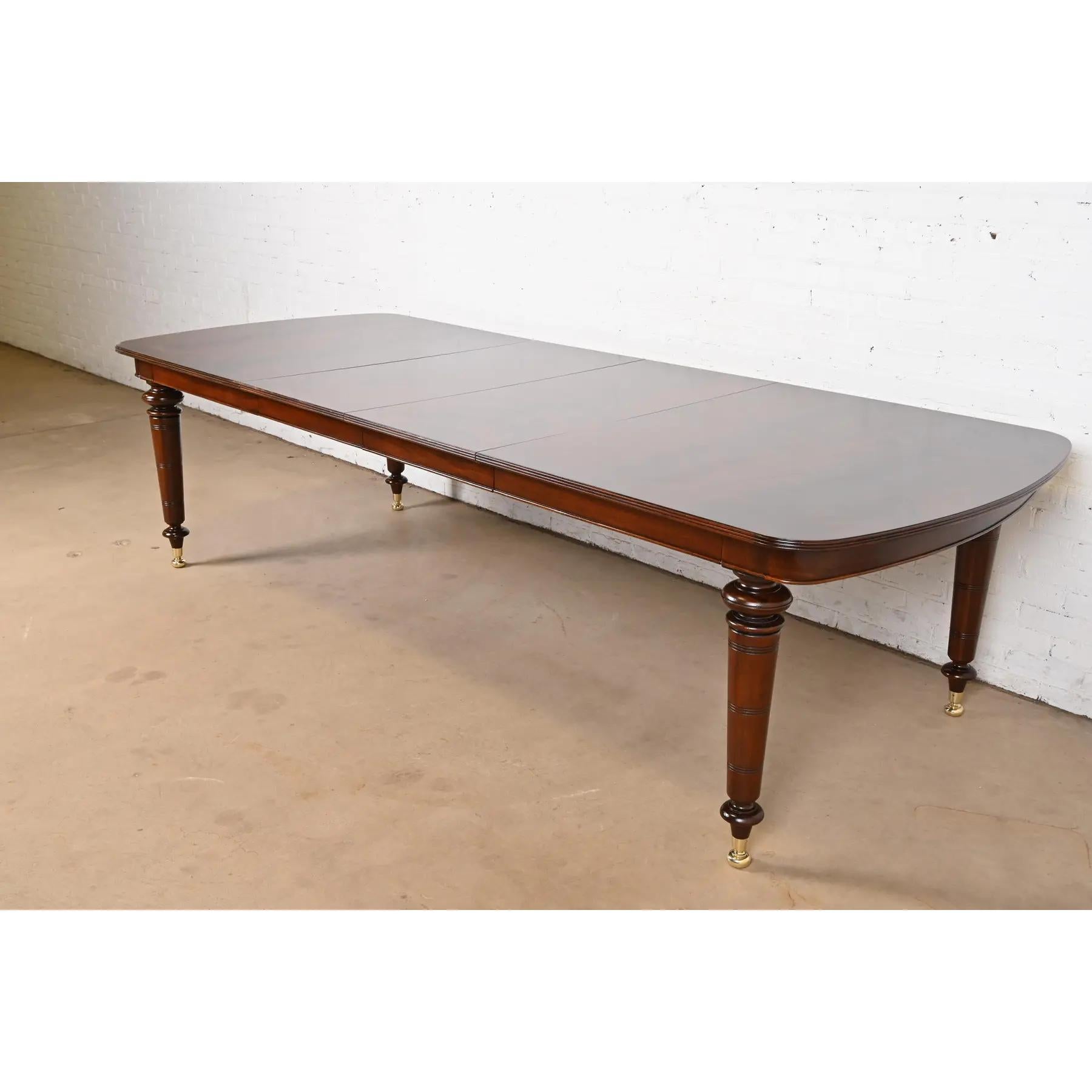 Magnifique table de salle à manger à rallonge de style Regency ou Empire anglais

Par Baker Furniture, 