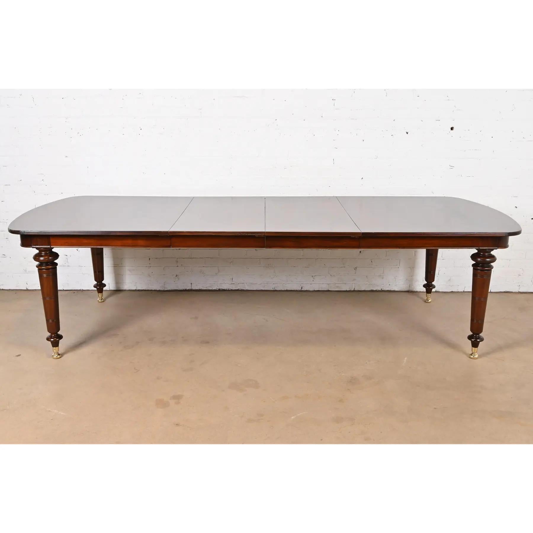 Américain Table de salle à manger Regency anglaise en acajou flammé, nouvellement revernie en vente
