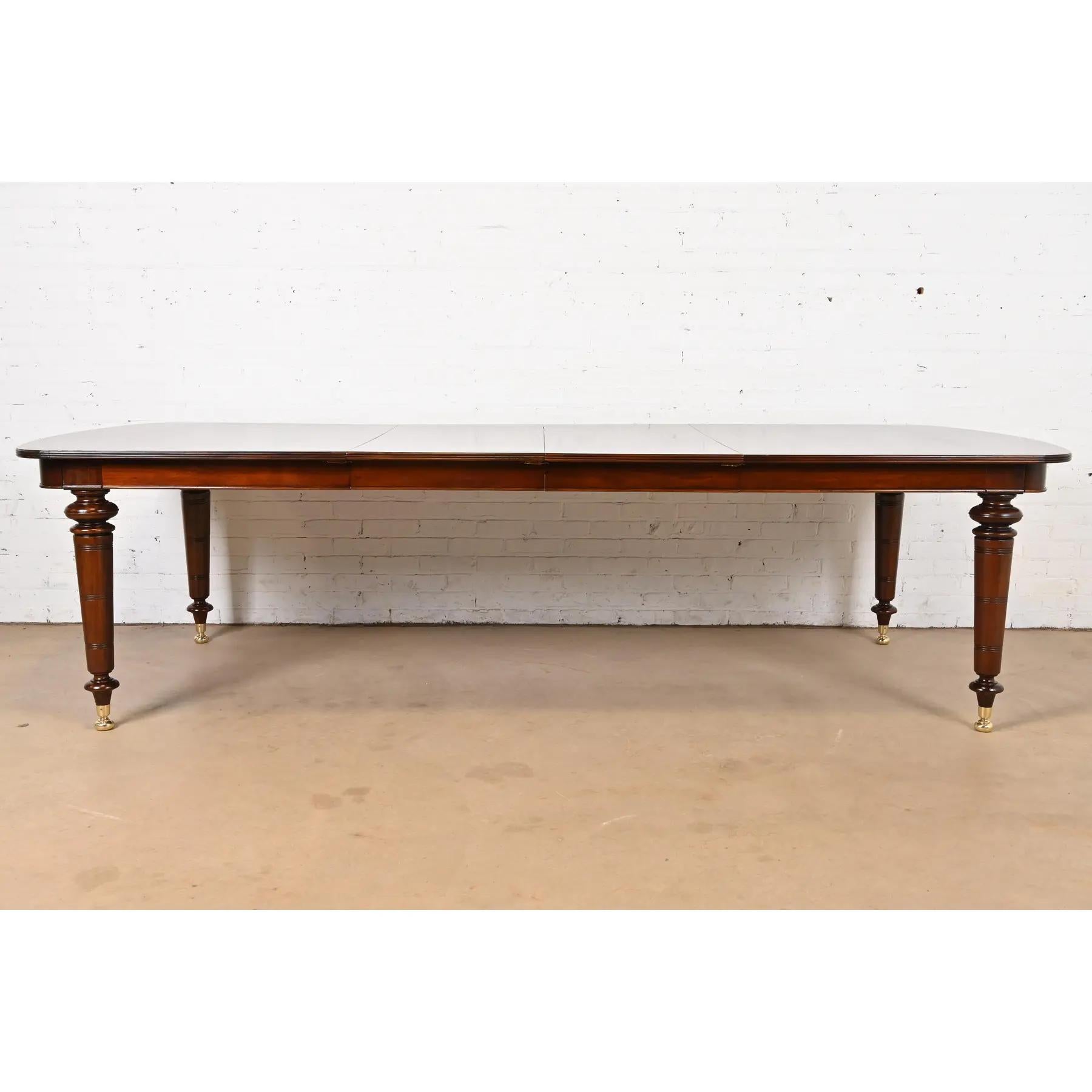Table de salle à manger Regency anglaise en acajou flammé, nouvellement revernie Bon état - En vente à South Bend, IN