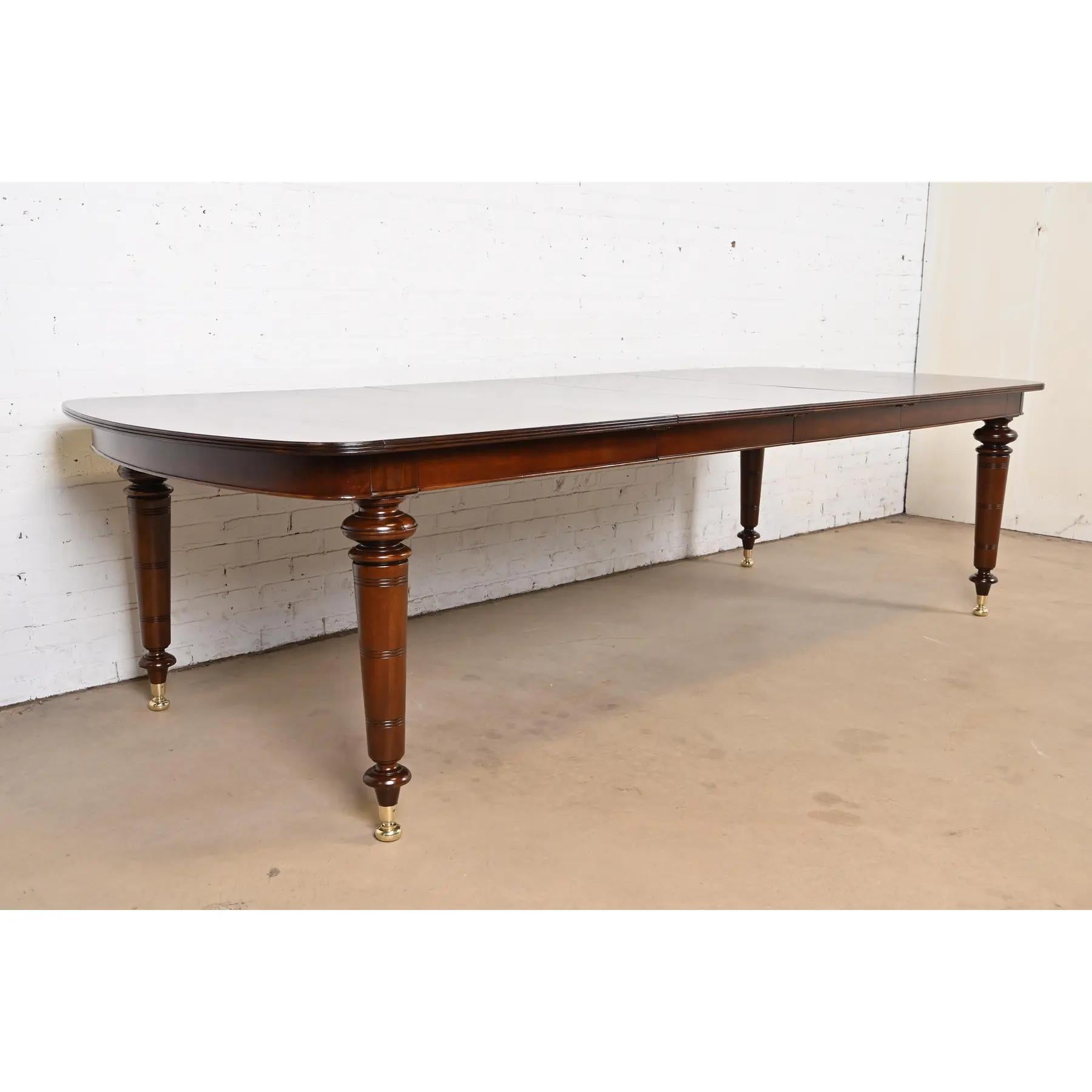 20ième siècle Table de salle à manger Regency anglaise en acajou flammé, nouvellement revernie en vente