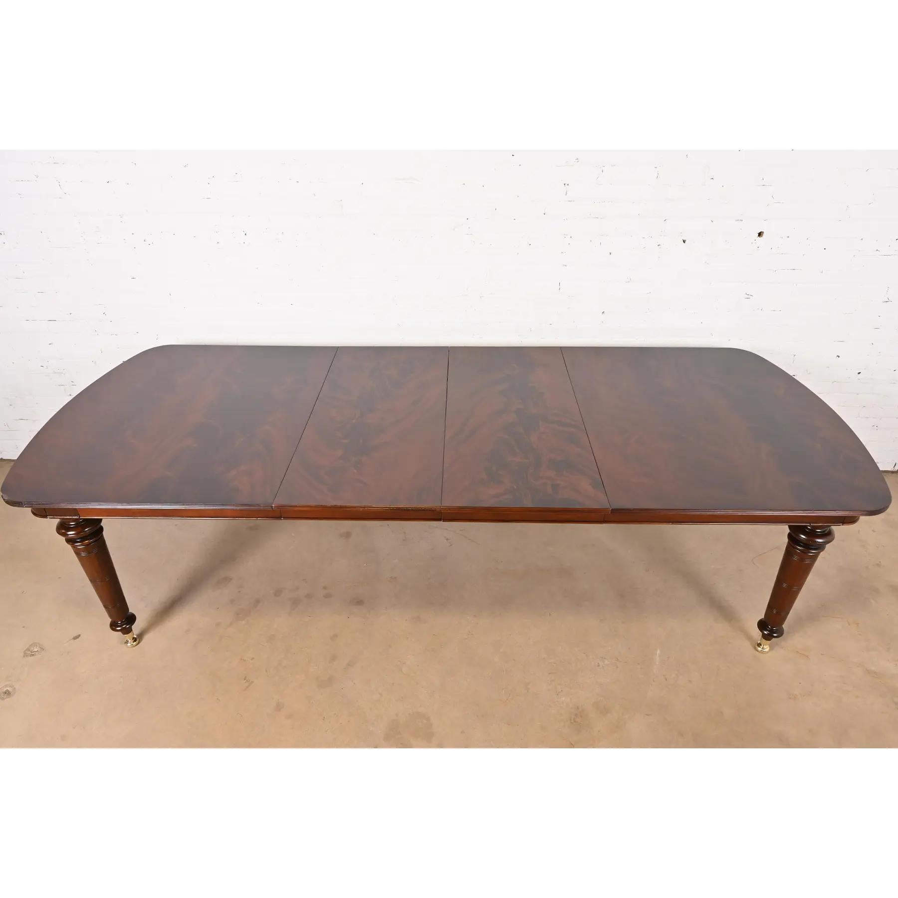 Laiton Table de salle à manger Regency anglaise en acajou flammé, nouvellement revernie en vente