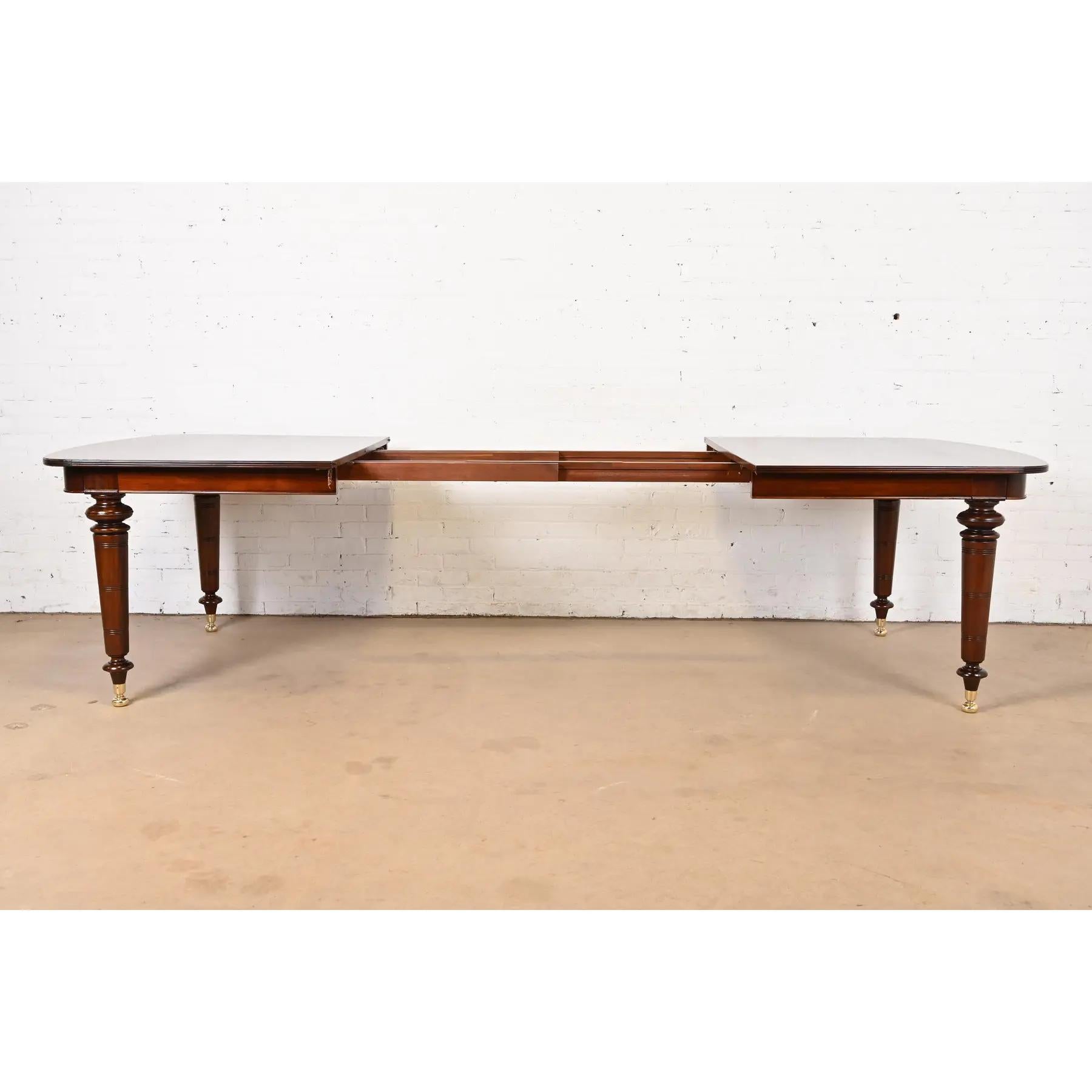 Table de salle à manger Regency anglaise en acajou flammé, nouvellement revernie en vente 1