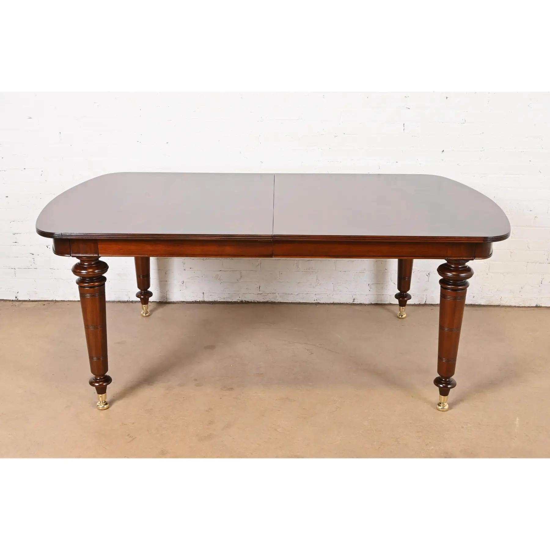 Table de salle à manger Regency anglaise en acajou flammé, nouvellement revernie en vente 2