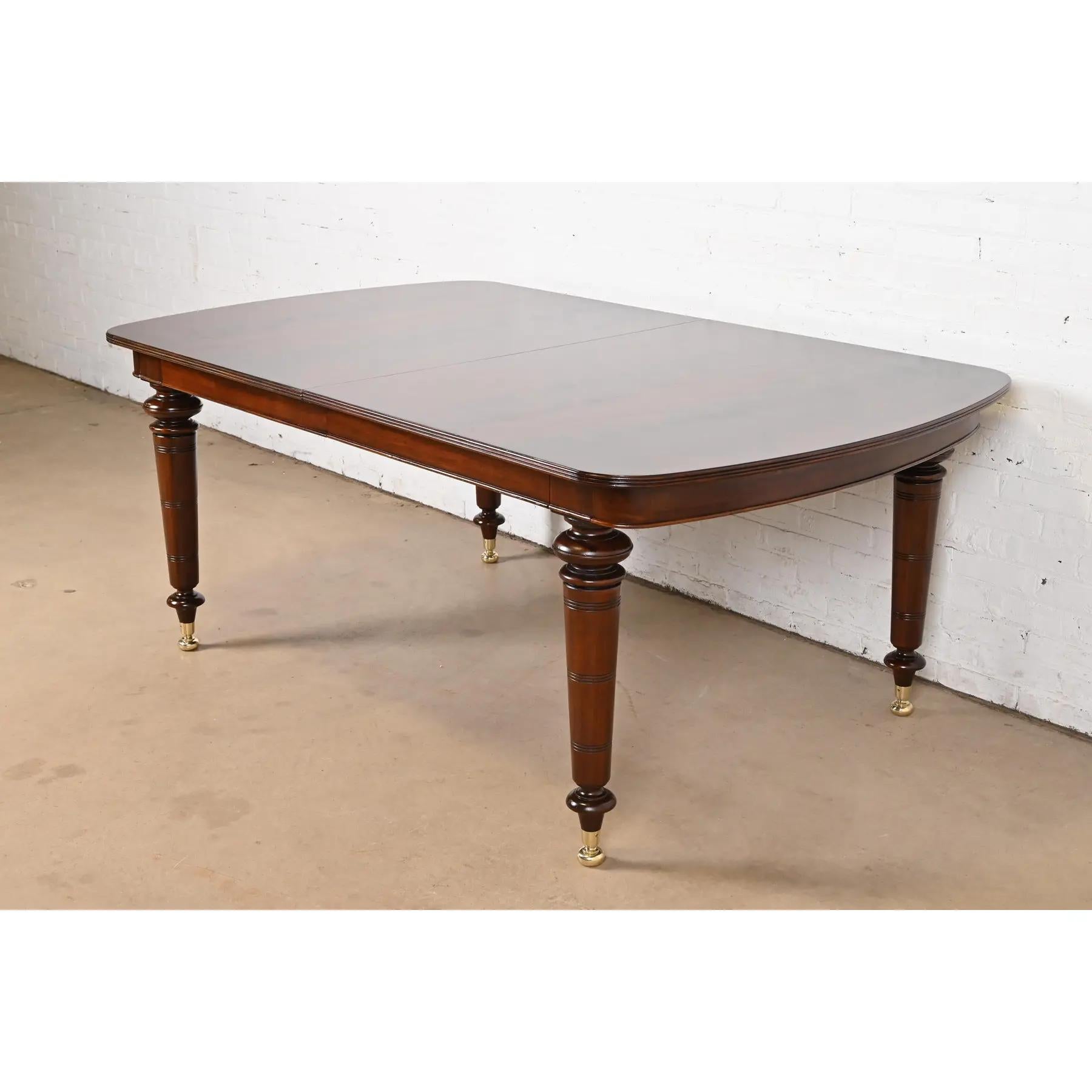 Table de salle à manger Regency anglaise en acajou flammé, nouvellement revernie en vente 3