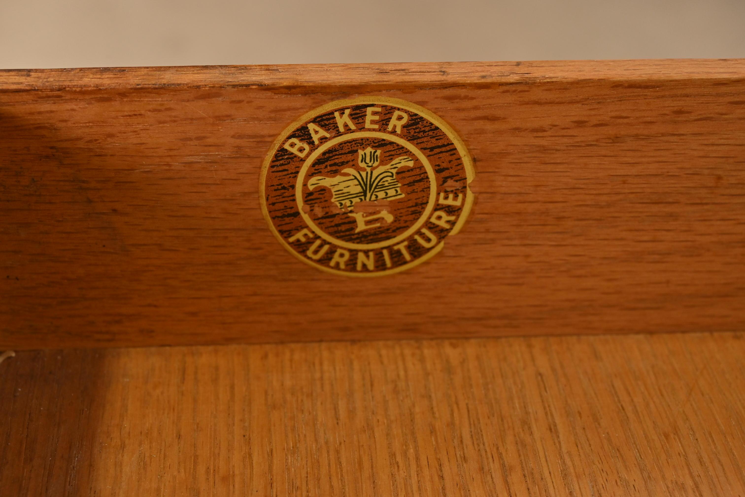 Baker Furniture English Regency Mahogany Bureau avec dessus en cuir en vente 5