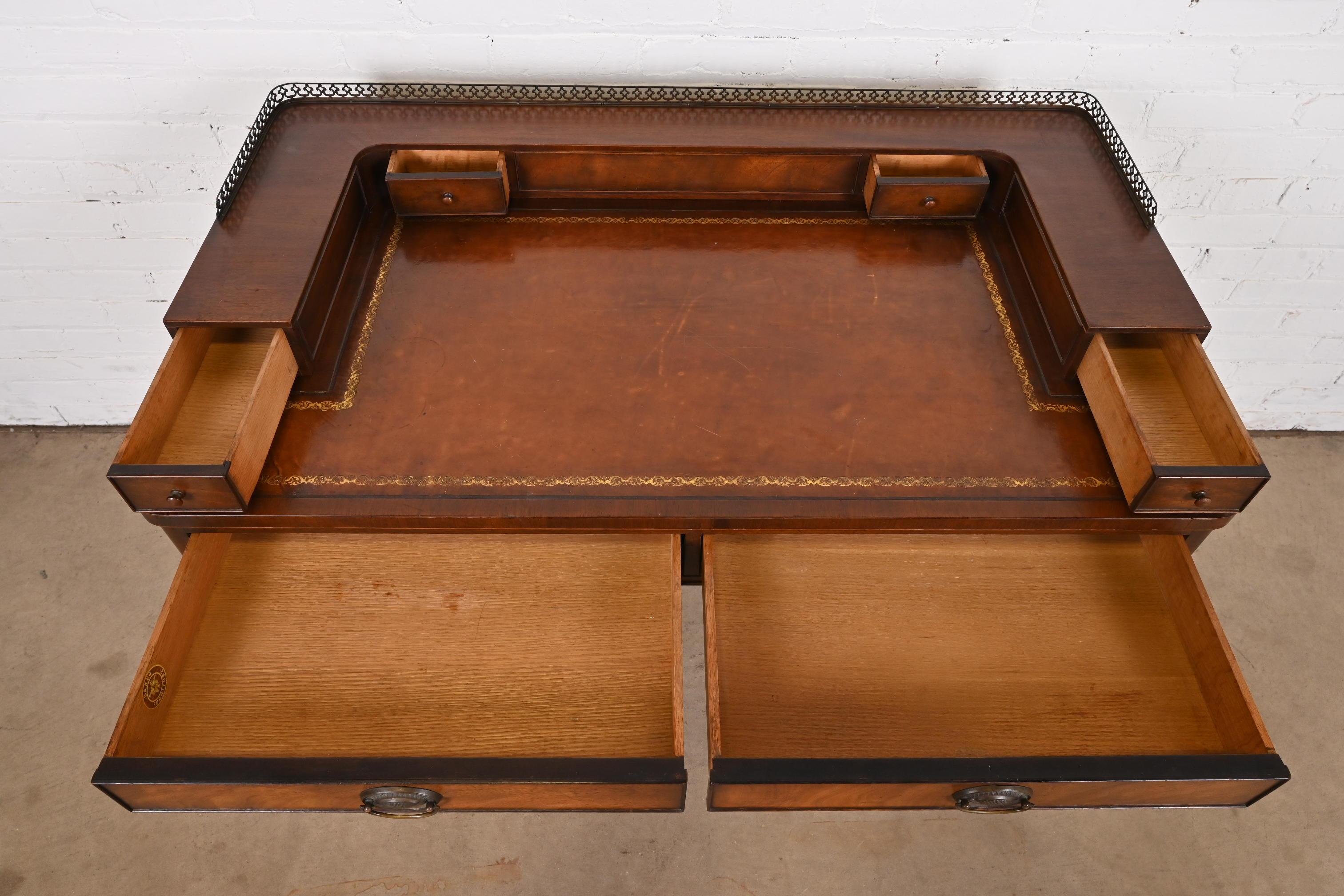 Baker Furniture English Regency Mahogany Bureau avec dessus en cuir en vente 6