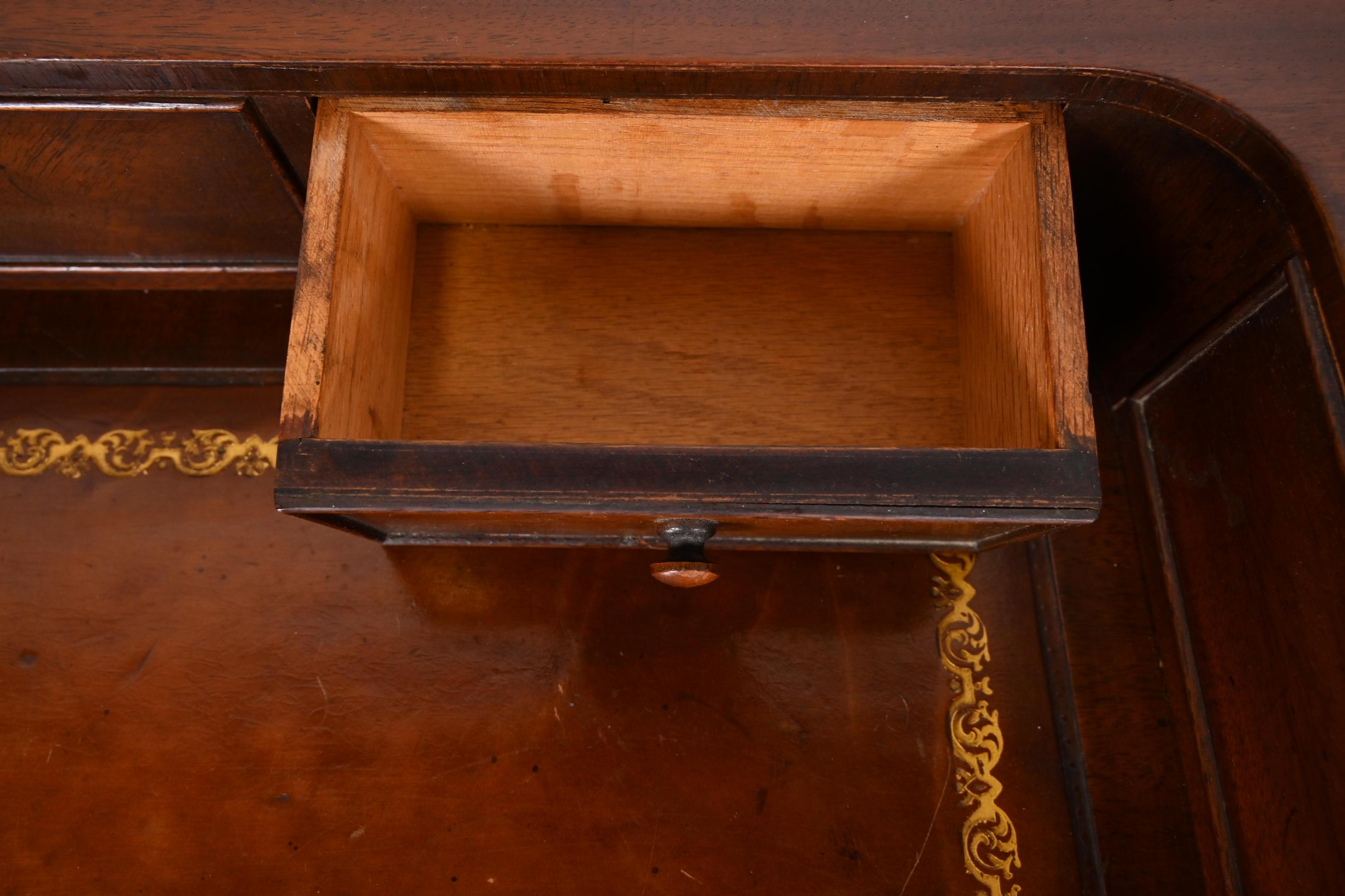 Escritorio de caoba con tapa de cuero Baker Furniture English Regency 5