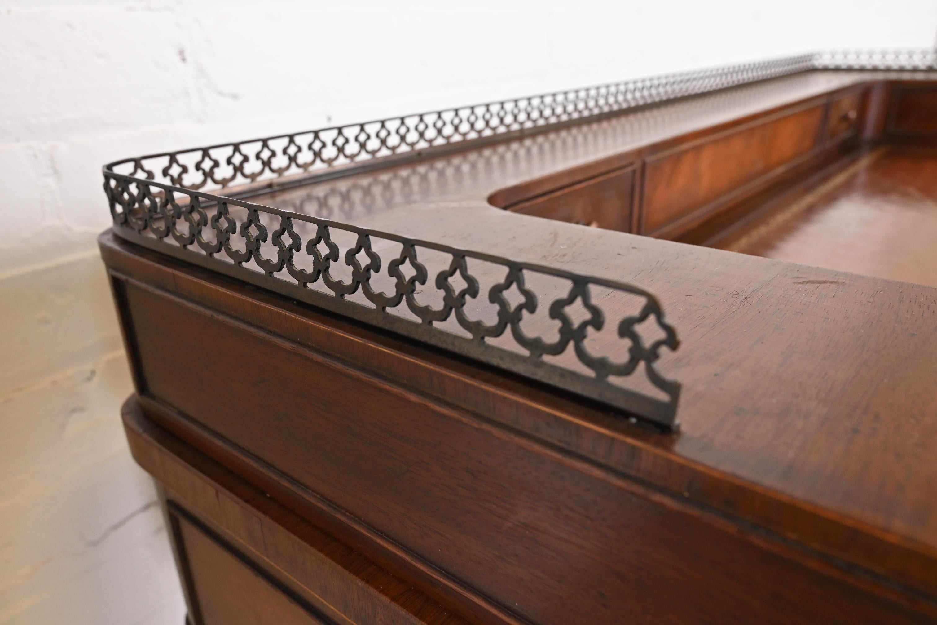 Escritorio de caoba con tapa de cuero Baker Furniture English Regency 6
