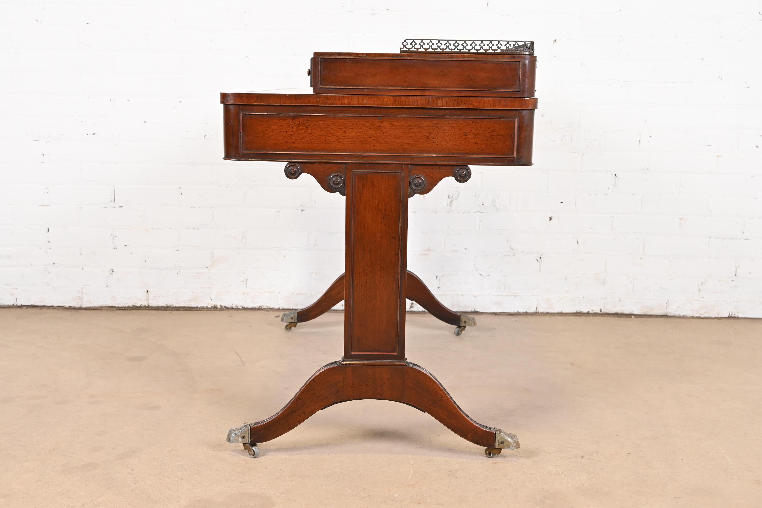 Escritorio de caoba con tapa de cuero Baker Furniture English Regency 7