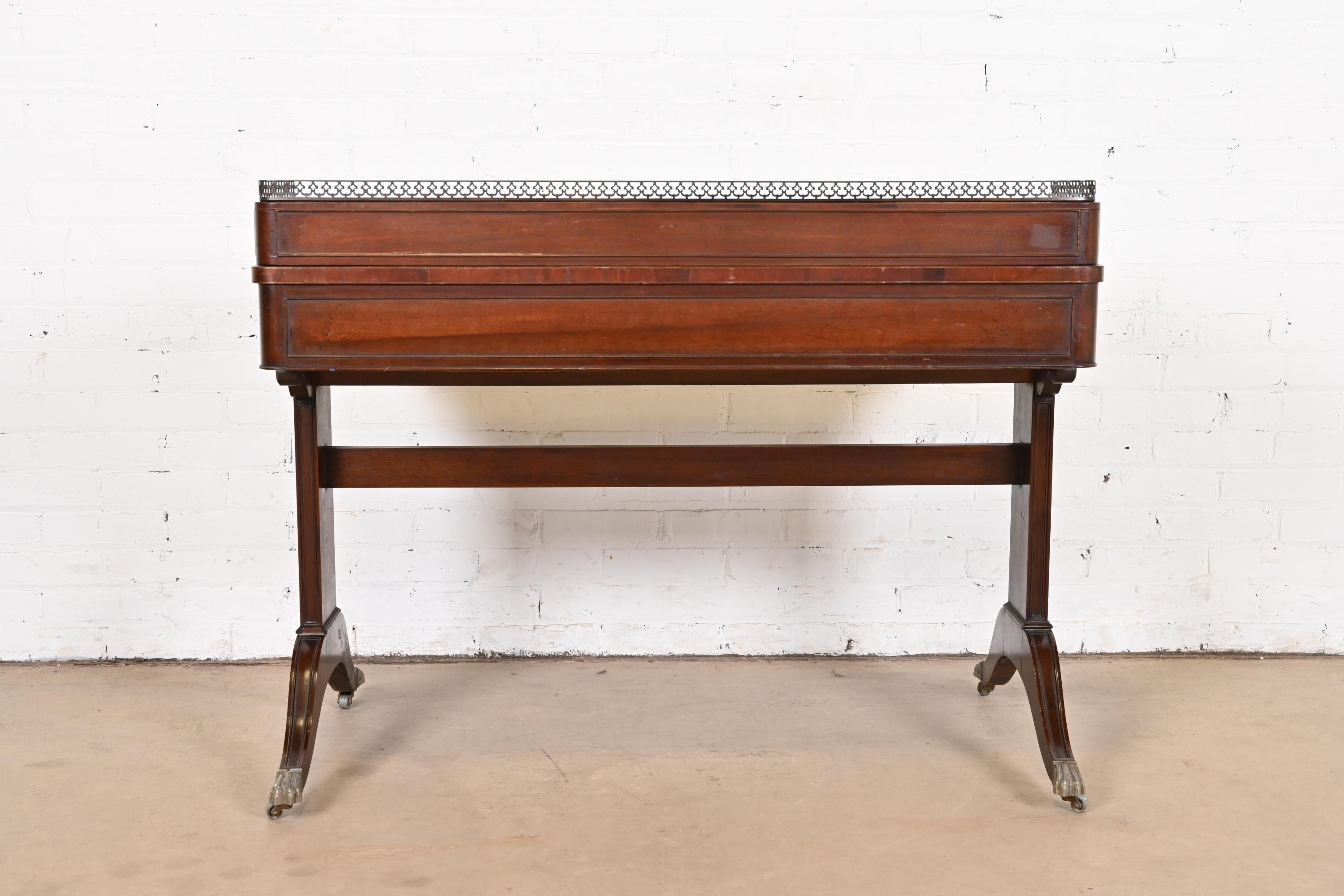Escritorio de caoba con tapa de cuero Baker Furniture English Regency 8