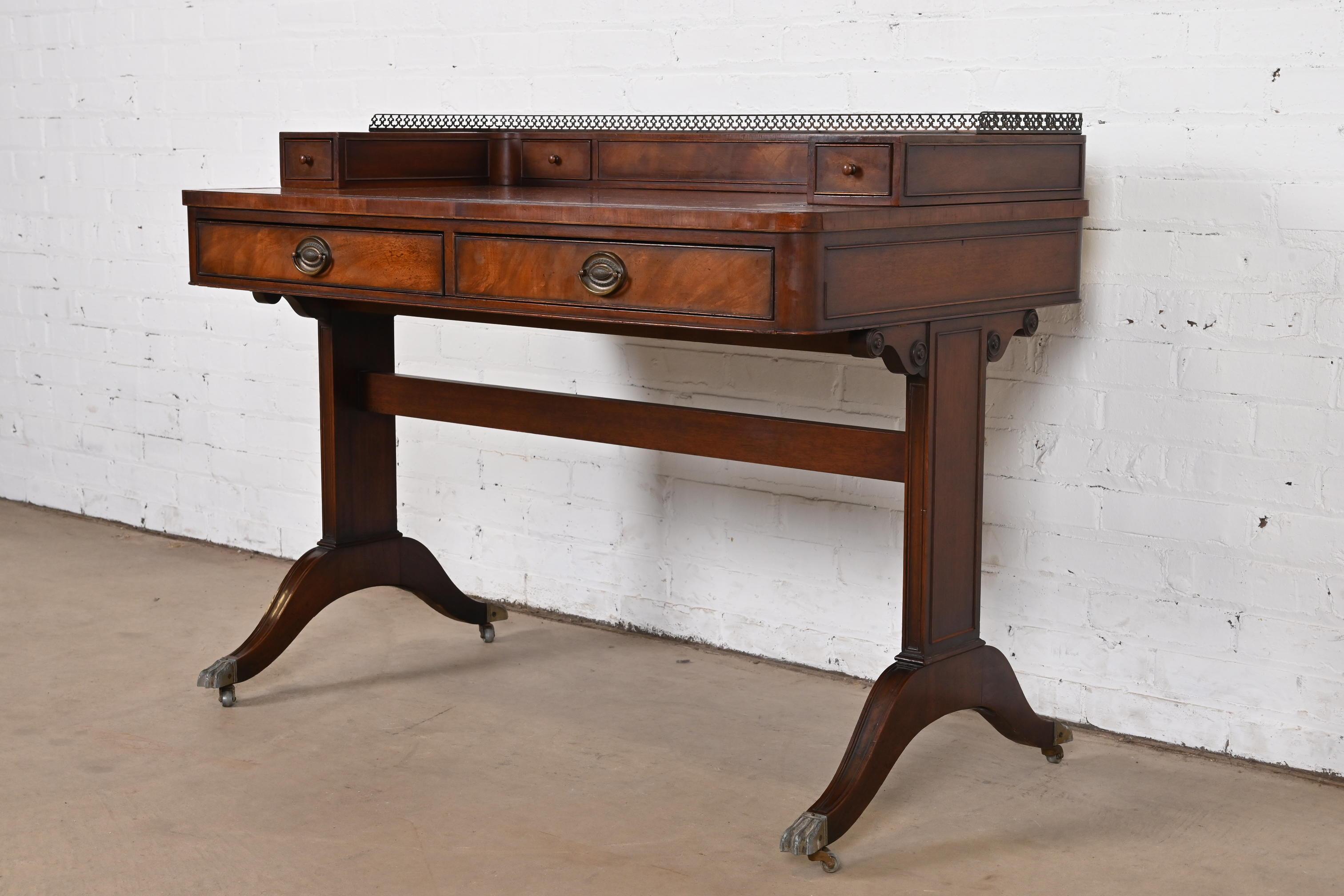 Milieu du XXe siècle Baker Furniture English Regency Mahogany Bureau avec dessus en cuir en vente