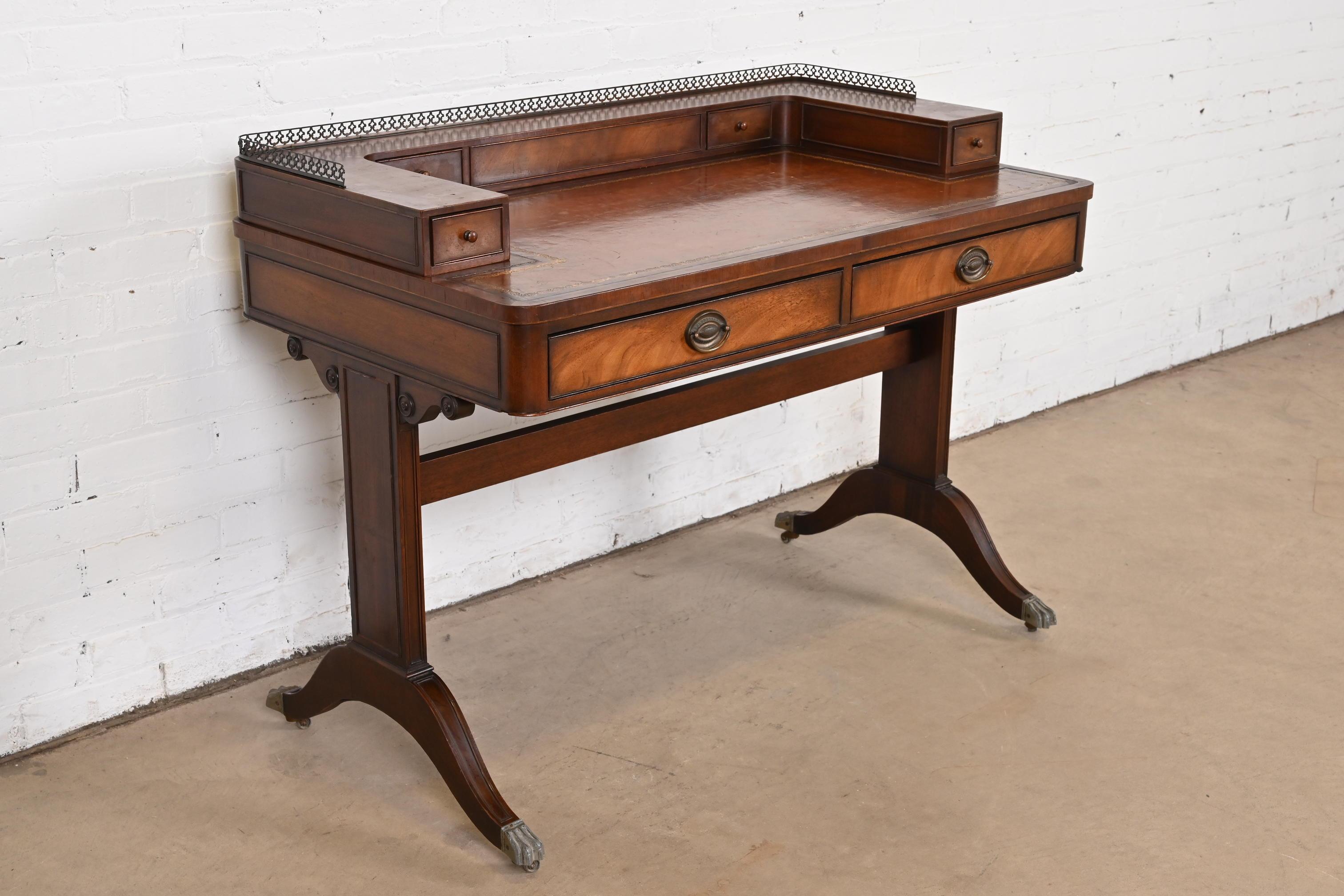 Laiton Baker Furniture English Regency Mahogany Bureau avec dessus en cuir en vente