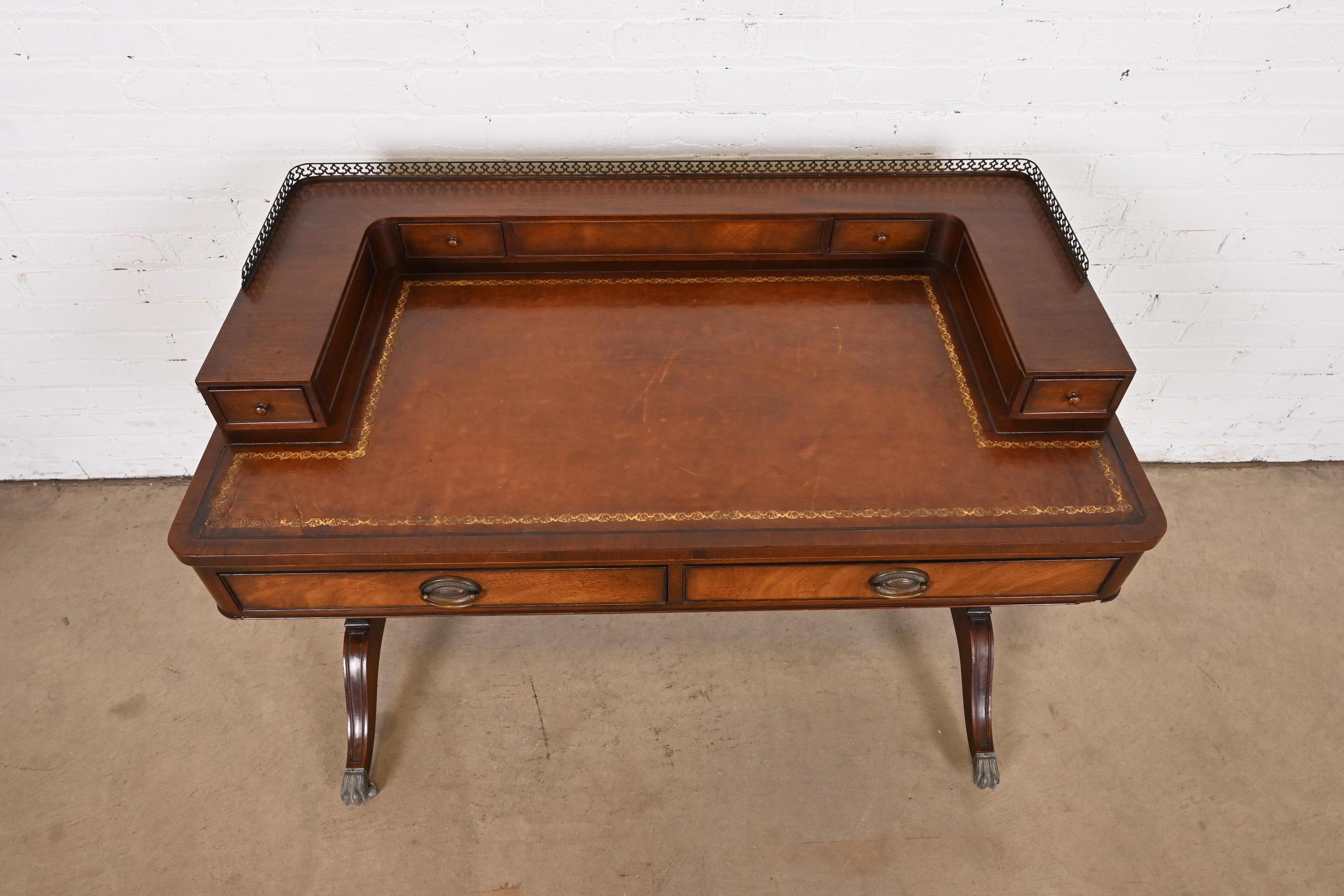 Escritorio de caoba con tapa de cuero Baker Furniture English Regency Latón